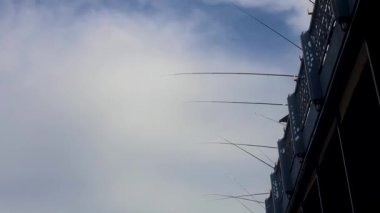 İstanbul Belediyesi 3 Nisan 2023 İstanbul 'daki Altın Boynuz üzerindeki Galata Köprüsü' nde yaşayan balıkçılar. Turizm ve seyahat kavramı.