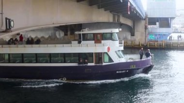 İstanbul Belediyesi 3 Nisan 2023 İstanbul 'daki Altın Boynuz üzerindeki Galata Köprüsü' nde yaşayan balıkçılar. Turizm ve seyahat kavramı.
