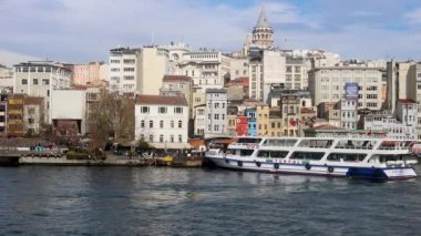 İstanbul Şehri, İstanbul Köprüsü 'nden İstanbul Boğazı' na giden 3 Nisan 2023. Turizm ve seyahat kavramı.