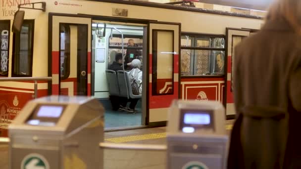2023年4月3日伊斯坦布尔市 人们在地铁入口处的镜头 旅游和旅行的概念 转门和售票机在望 运输概念 — 图库视频影像