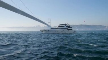 Köprü yakınlarındaki Bosfort feribotu sis ve güzel havadaydı. Seyahat ve turizm kavramı.