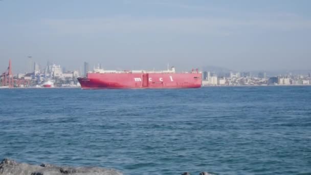 土耳其伊斯坦布尔博斯普鲁斯海峡2023年4月4日货物乘坐驳船通过博斯普鲁斯海峡 运输和物流概念 — 图库视频影像