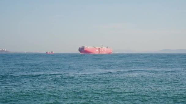 トルコ イスタンブール ボスポラス海峡2023年4月4日 貨物は バージ上のボスポラス海峡を通過します 物流の概念 — ストック動画