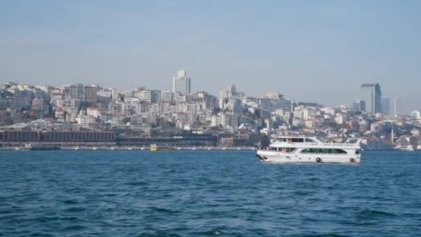 Istanbul Turchia Aprile 2023 Traghetto Passeggeri Raggiunge Stretto Del Bosforo — Video Stock