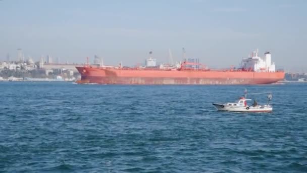 トルコ イスタンブール ボスポラス海峡2023年4月4日 貨物は バージ上のボスポラス海峡を通過します 物流の概念 — ストック動画