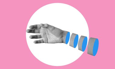 Sanat kolajı, pembe arka planda bir kadın eli. Güzellik ve moda kavramı.