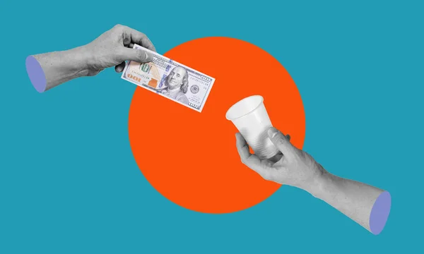 Yüz Dolarlık Bir Banknotu Elinde Tutan Bir Kadın Bağış Için — Stok fotoğraf