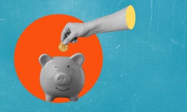 Sanat kolajı, el, kripto para birimini mavi arka plandaki bir kumbara içine koyar ve metin için boşluk bırakır. Finans ve iş kavramı.