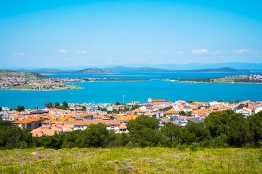 Türkiye 'nin Ayvalik kentinde yaz ve güneşli bir günde panorama. Seyahat ve turizm kavramı.