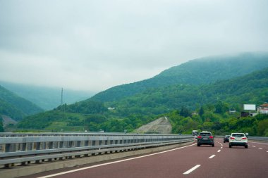 Araba güzel bir dağ yolu boyunca sürer. Seyahat ve turizm kavramı.