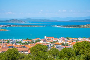 Türkiye 'nin Ayvalik kentinde yaz ve güneşli bir günde panorama. Seyahat ve turizm kavramı.