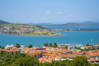 Türkiye 'nin Ayvalik kentinde yaz ve güneşli bir günde panorama. Seyahat ve turizm kavramı.