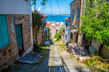 Yazın ve güneşli bir günde eski ahşap evlerle dolu bir Türk şehrinde dar sokaklar. Eski ve güzel mimarinin yanı sıra turizm ve seyahat kavramı.