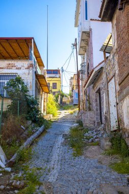 Yazın ve güneşli bir günde eski ahşap evlerle dolu bir Türk şehrinde dar sokaklar. Eski ve güzel mimarinin yanı sıra turizm ve seyahat kavramı.