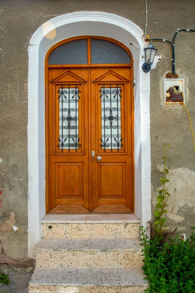 Drewniane Podwójne Drzwi Ciemnobrązowymi Oknami Kamienną Ścianą Koncepcja Starej Pięknej — Zdjęcie stockowe