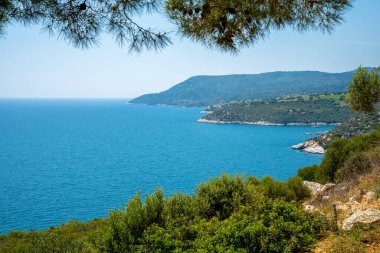 Türkiye 'de yaz ve güneşli bir günde dağlar ve deniz. Türkiye 'de doğanın güzel bir manzarası.