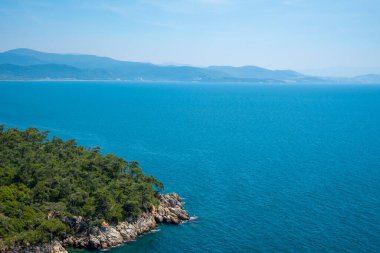 Türkiye 'de yaz ve güneşli bir günde dağlar ve deniz. Türkiye 'de doğanın güzel bir manzarası.