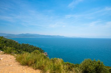 Türkiye 'de yaz ve güneşli bir günde dağlar ve deniz. Türkiye 'de doğanın güzel bir manzarası.