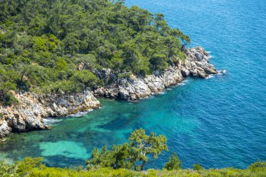Türkiye 'de yaz ve güneşli bir günde dağlar ve deniz. Türkiye 'de doğanın güzel bir manzarası.