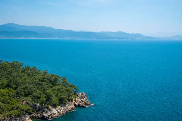 夏と晴れた日にトルコの山々と海 トルコの自然の美しい風景 — ストック写真