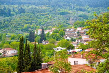 Türkiye 'de yaz ve güneşli bir günde bir köy. Seyahat ve turizm kavramı.