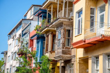 Bir yaz gününde Fatih ilçesinde, İstanbul, Türkiye 'de güzel, eski renkli, geleneksel ahşap evleri olan kaldırım taşı sokak.