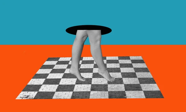 アートコラージュ チェス盤の上の女性の足 現代のコラージュで美しい足 — ストック写真