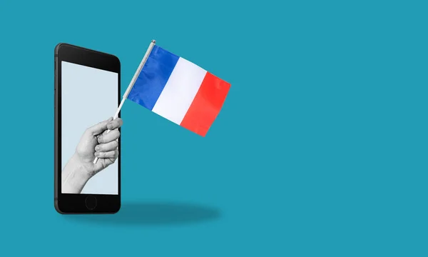Art Collage Ręka Kobiety Wychodzi Telefonu Francuską Flagą Niebieskim Tle — Zdjęcie stockowe
