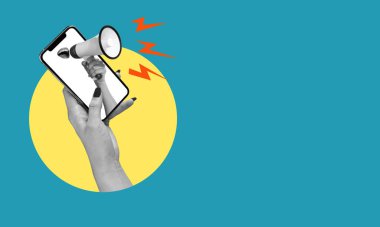 Modern sanatın kolajı. Modern tasarım. Telefonun ekranına megafon takılı bir kadın eli. Reklam için de yer var. İnternet alışverişi konsepti, World Wide Web ve reklamcılık