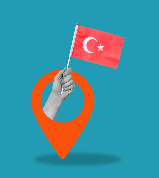 Художественный Коллаж Рука Турецким Флагом Значок Навигации Синем Фоне Концепция — стоковое фото