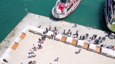İstanbul, Türkiye, 10 Haziran 2023. Maiden 's Tower' a giden feribot kuyruğu. Küçük bir adada küçük bir kule.