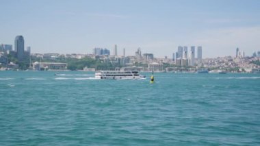 Yazın ve güneşli bir günde Boğaz 'da bir tekne. Turizm ve seyahat kavramı.