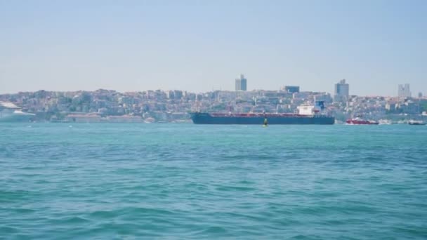Una Nave Carico Che Attraversa Stretto Del Bosforo Istanbul Turchia — Video Stock