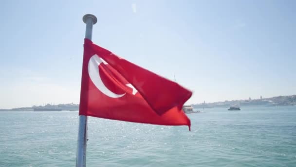 Турецкий Флаг Вид Девичью Башню Летний Солнечный День Концепция Туризма — стоковое видео