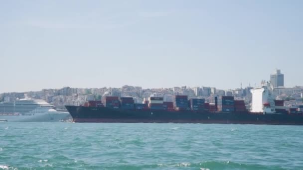 Istanbul Türkei Juni 2023 Blick Auf Ein Frachtschiff Der Bosporus — Stockvideo