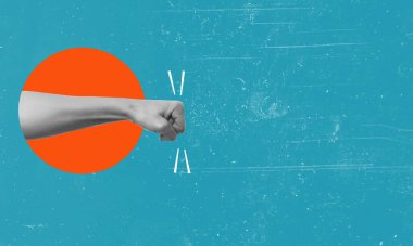 Sanat kolajı. Yumruk, saldırganlık ve yüzleşmenin bir metaforudur. Kopyalanacak bir yerde güçlü bir darbedir. Mavi arka planda reklam kavramı.