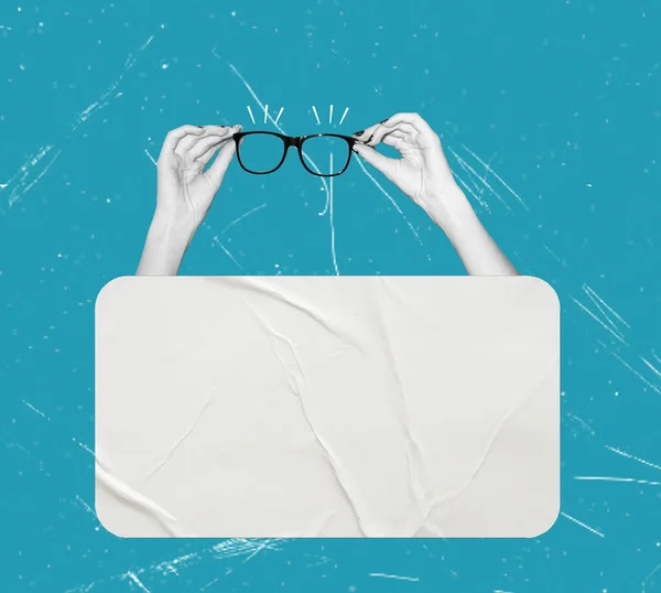 Umělecká Koláž Ruce Brýlích Modré Pozadí Prostorem Pro Kopírování Koncept — Stock fotografie