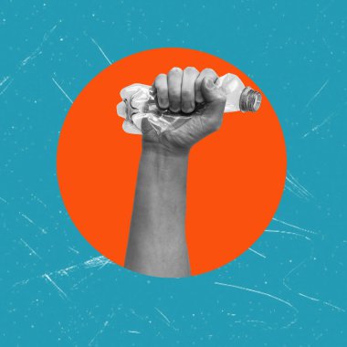 Sanat kolajı, mavi arka planda elle buruşturulmuş plastik şişe. Ekoloji kavramı.