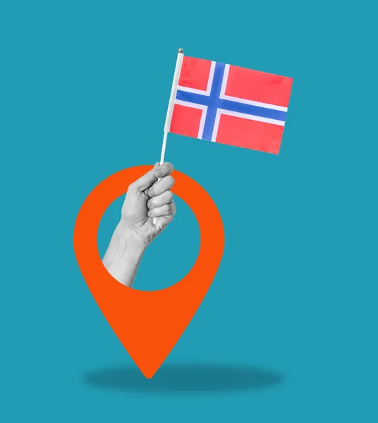 Umělecká Koláž Ruka Norskou Vlajkou Modrém Pozadí Navigační Značkou Koncept — Stock fotografie