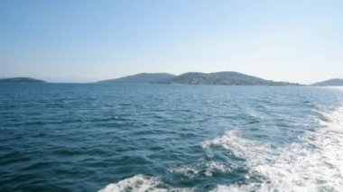 Prince Adaları, bir yelkenli gemisinden manzara, yaz ve güneşli bir günde. Turizm ve seyahat kavramı.
