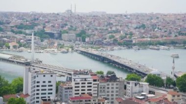 Türkiye 'nin İstanbul kentindeki Golden Horn Körfezi ve Atatürk Köprüsü' ne havadan görüntü.