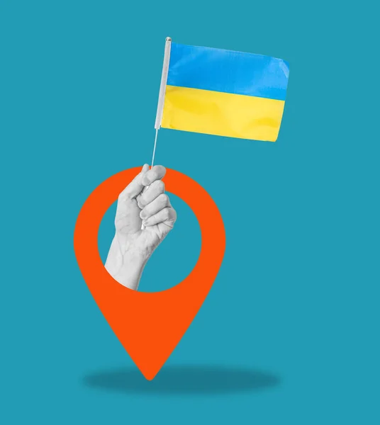손에는 우크라이나 국기를 파란색 배경에는 표지판 있습니다 항해와 배치에 — 스톡 사진