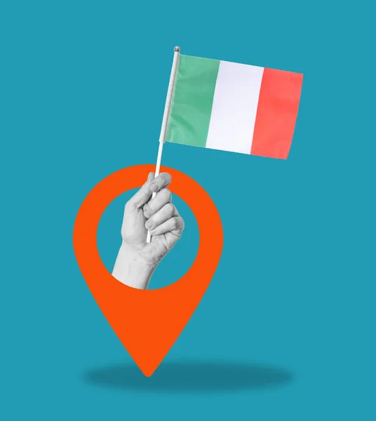 Konstcollage Hand Med Italiensk Flagga Blå Bakgrund Med Navigeringsskylt Begreppet — Stockfoto