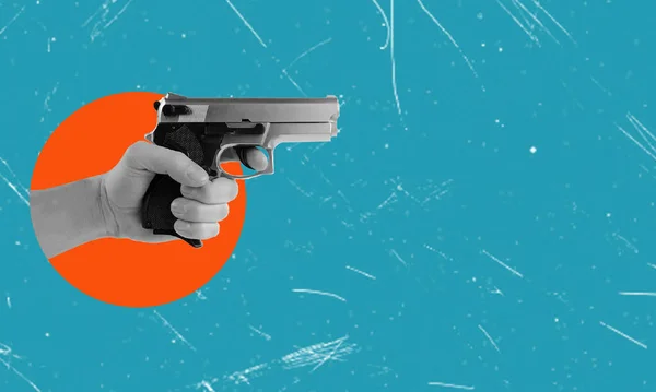 Мистецький Колаж Сучасний Дизайн Рука Пістолетом Синьому Фоні Копіювання Простору — стокове фото