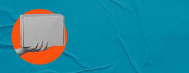 Çevrimiçi alışveriş ve hızlı teslimat. Sanat kolajı. Mavi arkaplanda kopyalama alanı olan bir paket ile el.