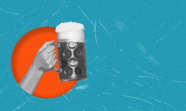 Modern sanat kolajı. Dergi tarzı. Mavi arka planda büyük bir bira bardağının fotokopi alanı var. Festival, kutlama, parti, bira, içki ve atıştırmalık konsepti, Ekim Festivali, reklam ve satış.