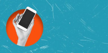 Kadının elinde siyah ekranlı cep telefonu, mavi arka planda izole edilmiş. Metin için boşluk. Magazin tarzı moda kolajı. Modern sanat. Modern tasarım