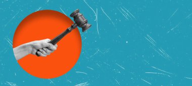 Dijital Kolaj, Mavi Arkaplan 'da bir yargıcın Gavel' ini tutan kadın eli tasvir ediyor. Yargı Çalışmaları Konsepti
