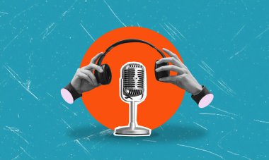 Modern kulaklıklar ve mavi arka planda retro mikrofon içeren sanatsal bir kolaj. Müzikteki podcast ve yaratıcılık kavramı.