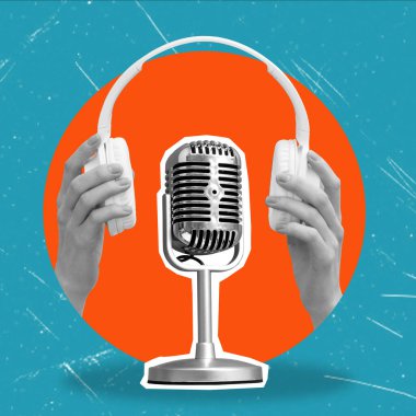 Modern kulaklıklar ve mavi arka planda retro mikrofon içeren sanatsal bir kolaj. Müzikteki podcast ve yaratıcılık kavramı.